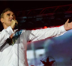O Morrissey προκαλεί το κοινό «ξεχνώντας» τον David Bowie 