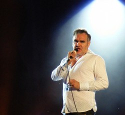 Ο Morrissey επιτίθεται στους Buzzcocks για διαφημιστικό των McDonald's 