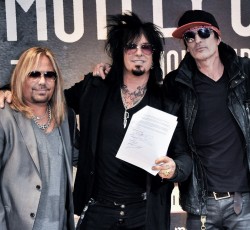 Μήνυση στους Motley Crue για νεροπίστολα γεμάτα με ούρα επί σκηνής! 