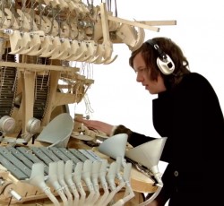 Σουηδός παίζει μουσική με 2.000 μπίλιες και ένα μοναδικό όργανο 