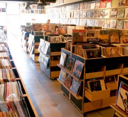 Το 2016 είναι η χειρότερη χρονιά για τις πωλήσεις δίσκων 