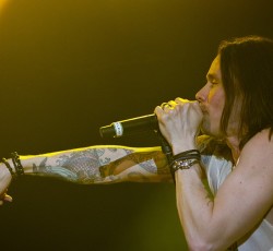 Ο Myles Kennedy των Alter Bridge διασκευάζει AC/DC μαζί με τους Steel Panther (video) 