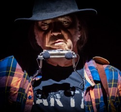 Ο Neil Young στο πλευρό «ινδιάνων» διαδηλωτών 