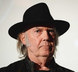 O Neil Young ενθαρρύνει τους fans να «κατεβάσουν» παράνομα το νέο του δίσκο 