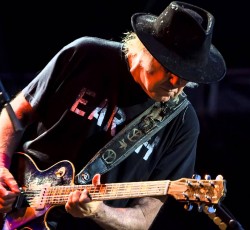 Neil Young: Live δίσκος με «ήχους από αρκούδες, πουλιά, τριζόνια κ.α.» 