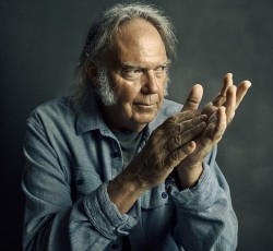 Neil Young: «Διαφωνώ με όσα λέει ο Trump, αλλά δεν τον αντιπαθώ» 