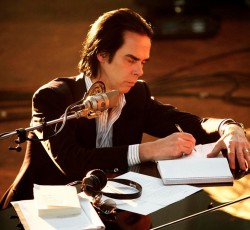O Nick Cave (ξανα)βρίσκει τον εαυτό του μέσα από το σκοτάδι 