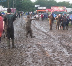 Χορεύοντας στην …λάσπη (video) 