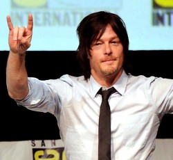 Σταρ του The Walking Dead τιμά τον Lemmy 