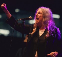 H Patti Smith και Michael Stipe τραγουδούν για τα θύματα της πυρκαγιάς του Oakland 