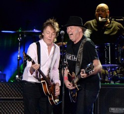 Ο Paul McCartney και ο Neil Young διασκευάζουν Beatles σε ζωντανή τους εμφάνιση 