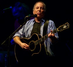 Ο Paul Simon ανακοινώνει live το θάνατο του Muhammad Ali (video) 