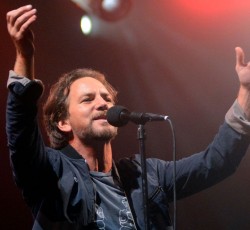 Ο Eddie Vedder φοράει μάσκα Donald Trump επί σκηνής (video) 