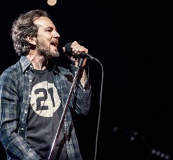 «Έι, κύριος! Πάρε το δάχτυλό σου από το πρόσωπο της γυναίκας και δίνε του!»  