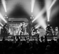 100 fans κατακλύζουν τη σκηνή σε live των Periphery (video)