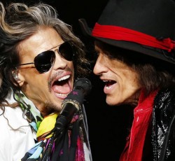 Ο Joe Perry κοροϊδεύει τον Steven Tyler 