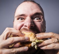 Σεκιουριτάς απολύεται γιατί μασαμπούκιαζε burger σε συναυλία του Peter Murphy