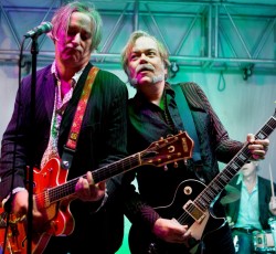 Η νέα μπάντα με μέλη Sleater-Kinney και R.E.M. κάνει anti-Trump ντεμπούτο 