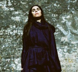 Το νέο τραγούδι της PJ Harvey και η διασκευή της Courtney Love 