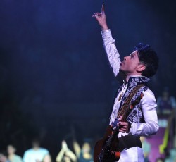 Νεκρός ο Prince σε ηλικία 57 ετών 