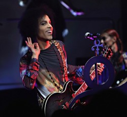 Γιατί ο Prince κατεβάζει τα πάντα από το YouTube; 