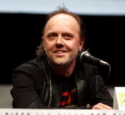 Ο Lars Ulrich βοηθά την προώθηση του "Radio Dreams" 