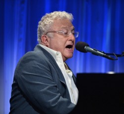 O Randy Newman κάνει τραγούδι τον …«χωρίς πουκάμισο» Πούτιν 