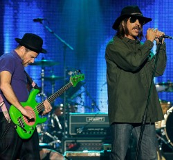 Οι Red Hot Chilli Peppers συνεργάζονται με τον παραγωγό των Radiohead