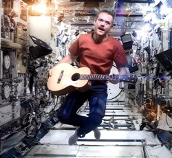 Ο Rick Wakeman διασκευάζει το "Space Oddity" μαζί με έναν …αστροναύτη 