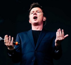 Ο Rick Astley αποκαλύπτει τα δέκα αγαπημένα του rock και metal τραγούδια όλων των εποχών 