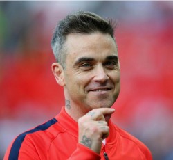 Robbie Williams: «Έστειλα ένα από τα βραβεία μουσικής που έχω κερδίσει στον… Wayne Rooney» 