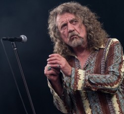 Ο Robert Plant στη σκηνή μαζί με την αδερφή του John Bonham, Deborah