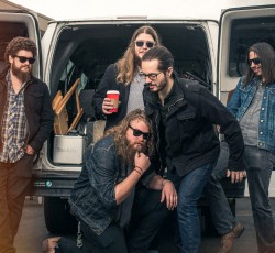 Ακούστε τους νέους Robert Jon & The Wreck 