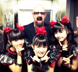 Ο Rob Halford μαζί με τις Babymetal στη σκηνή (video)