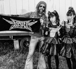 «Είναι καλά παιδιά που περιοδεύουν. Εσύ τί άλλο κάνεις έκτος του να είσαι ένας γκρινιάρης σκατόγερος;» 