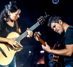 Rob Trujillo και Marty Friedman στη σκηνή με τους Rodrigo Y Gabriela 