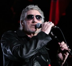 Ο Roger Waters υπογράφει χρησιμοποιώντας ονόματα μεγάλων μουσικών της jazz 