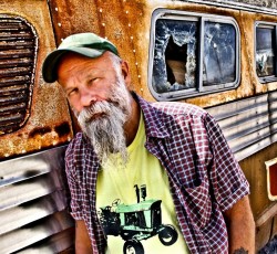 O Seasick Steve ανακοινώνει την κυκλοφορία νέου δίσκου πάνω σε …τρακτέρ 