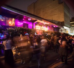 Το Six Dogs γιορτάζει τα εφτά του χρόνια με ένα διήμερο πάρτυ 