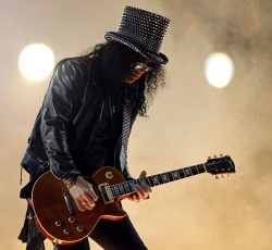 Slash: «Ακόμα δεν έχω πιστέψει την επανένωση των Guns N’ Roses» 