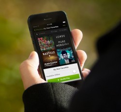 Το Spotify ενώνει τις δυνάμεις του με το online dating app Tinder 