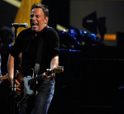 Ο Bruce Springsteen και ο Bono ερμηνεύουν το "Because The Night" (video)