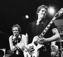 Steve Jones: «Το punk μου έσωσε τη ζωή…» 