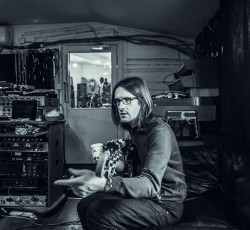 Mε τα... μούτρα στη δουλειά ο Steven Wilson 