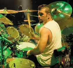 Ο John Dolmayan των System Of A Down θέλει να υιοθετήσει ένα παιδί από τη Συρία