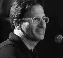 Ο Θανάσης Παπακωνσταντίνου στο Θέατρο Βράχων τον Ιούνιο 