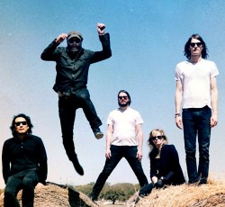 Οι Black Angels διασκευάζουν Beach Boys και παρουσιάζουν το νέο τραγούδι τους 