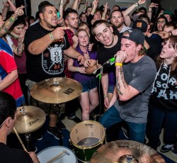 «Selfie στη σκηνή; Θα φας κλωτσιά!» (video) 