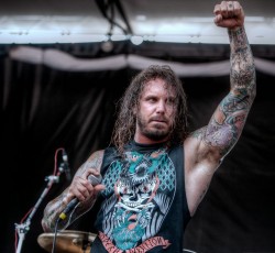 Ο Tim Lambesis των As I Lay Dying ζητάει 35 εκατομμύρια δολάρια επειδή μεγάλωσε το στήθος του