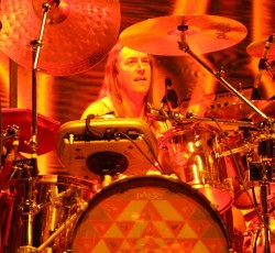 Ο ντράμερ των Tool παρακούει τις οδηγίες των γιατρών και τα δίνει όλα σε live 